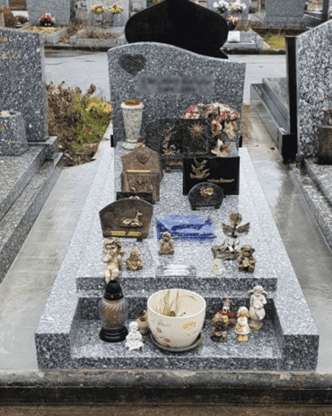 Monuement Estrella avec stèle en gris du Tarn, cimetière dans le Rhône (69)