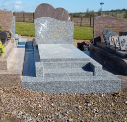 Monument Estrella avec semelle granit en gris du Tarn, cimetière dans l'Yonne (89)