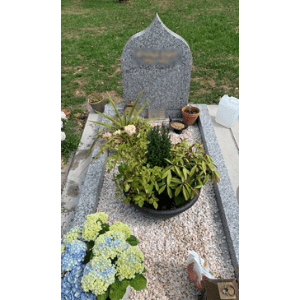 Monument Uparima en granit gris du Tarn, cimetière dans l'Essonne (91)