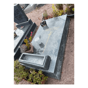 Monument sur mesure livre en granit vert Brésil, cimetière dans le Haut-Rhin (68)
