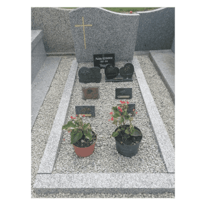 Monument Mesino avec stèle en gris du Tarn, cimetière dans la Charente (16)